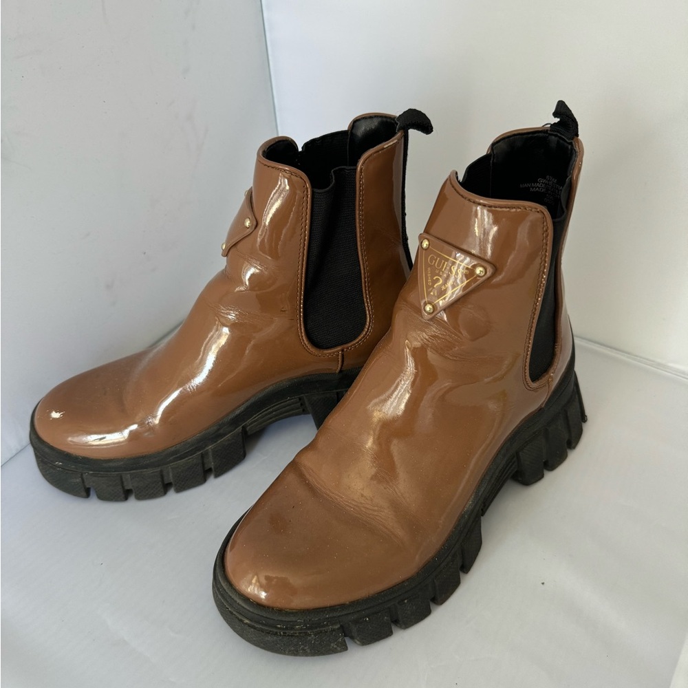 Guess Womens Hestia Lug Sole Chelsea Boots
